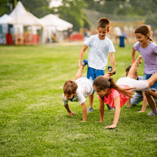 Un grupo de niños haciendo flexiones en un campo de césped.