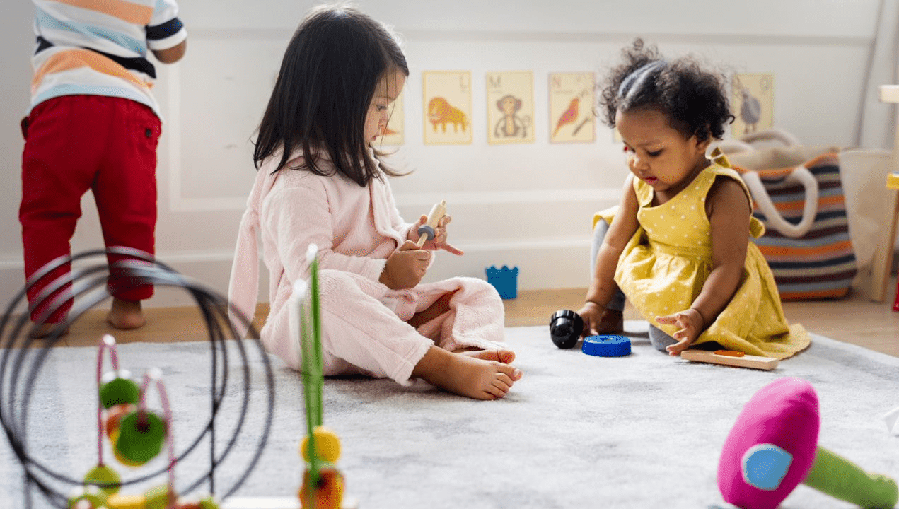 Un grupo de niños jugando con juguetes en una sala de juegos.