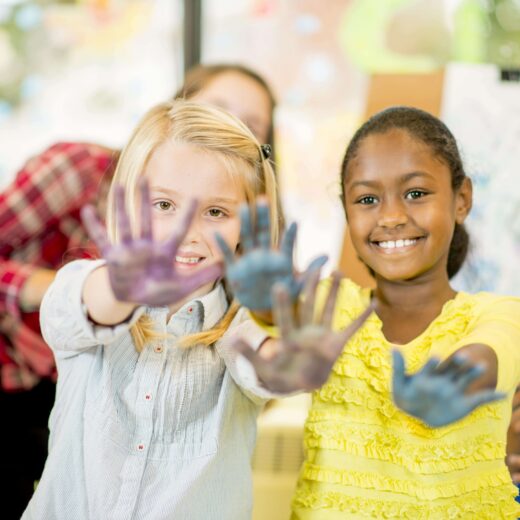 Niños con las manos pintadas.